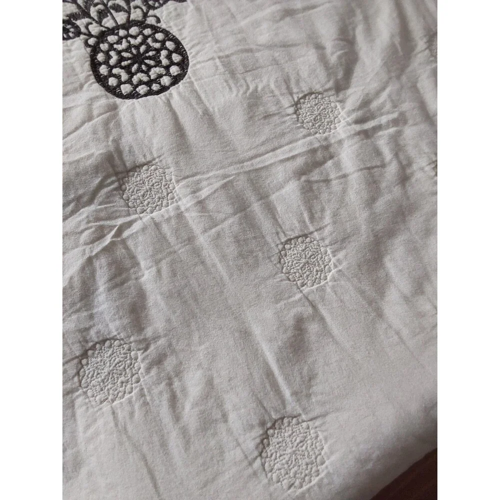 Vintage Black & White Floral Vase Print Quilted Spread